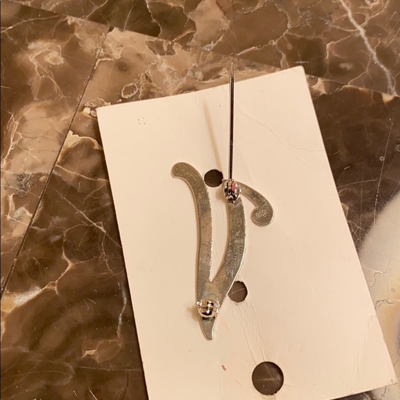 Reverie Am Vintage Sterling Silver Hand Polished Upper Case Letter V Brooch - Picture 5 of 6